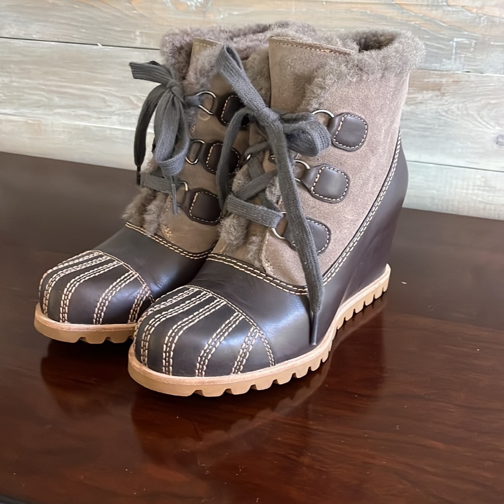 NWOT Brand new genuine UGG wedge boot size 7 brown